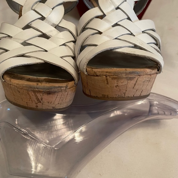 ***SALE - Guess White Wedge Sandals - 7 - Picture 7 of 9